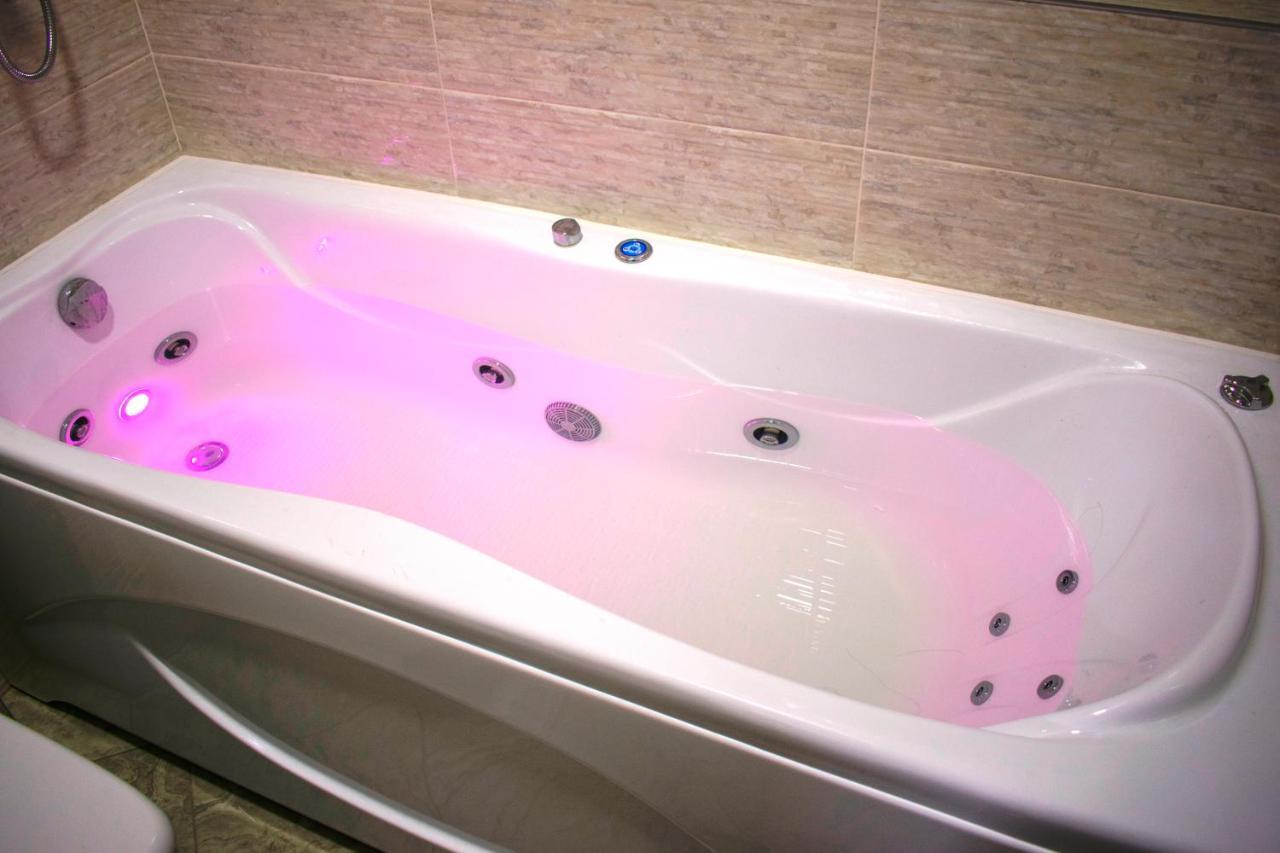 Jacuzzi New Loft Apartcomplex Kaskad, Минск - Центр Города Minsk Phòng bức ảnh